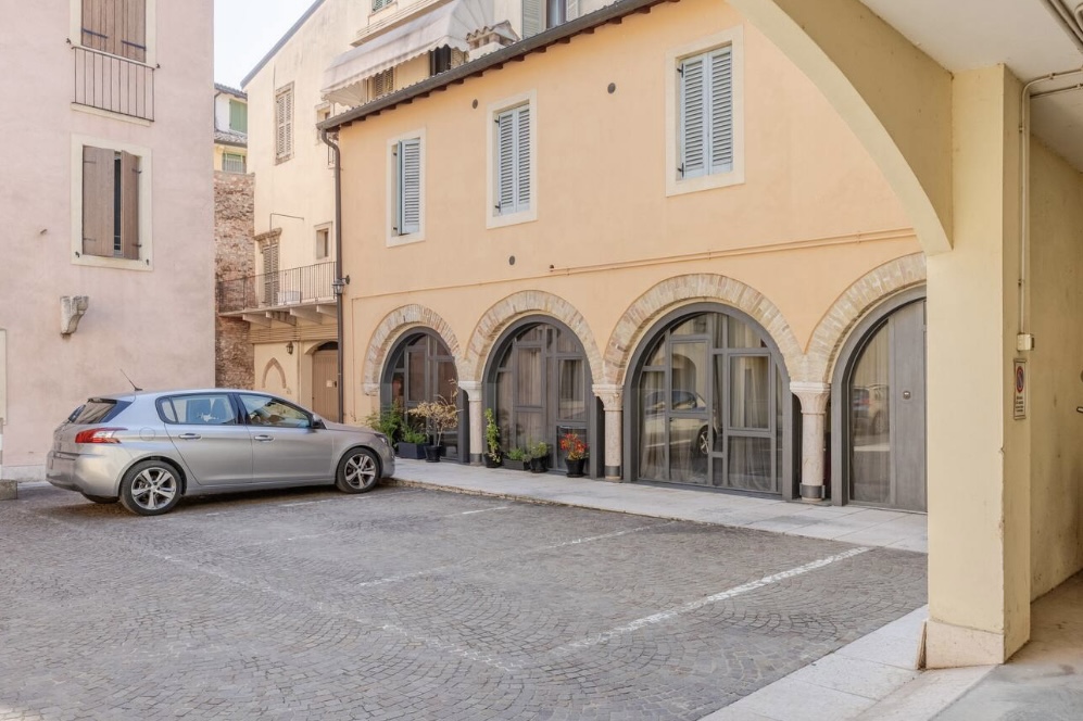 Cortile esterno con arcate, Corte Arco di Luce