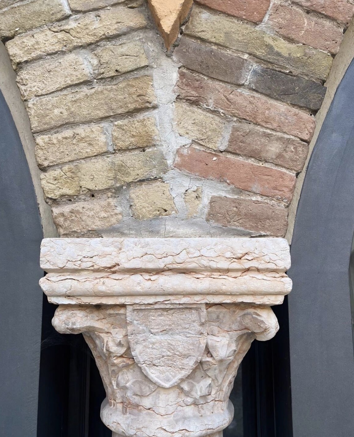 Dettaglio architettonico originale, capitello in pietra