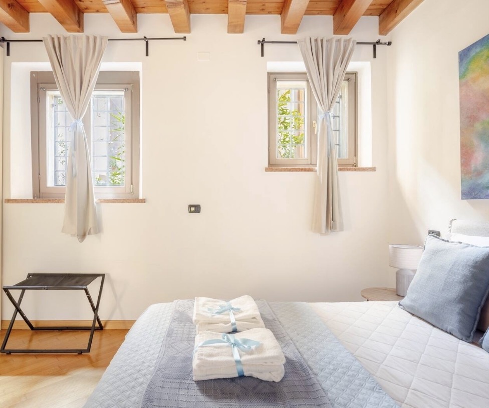 Camera da letto, vista finestre, Corte Arco di Luce